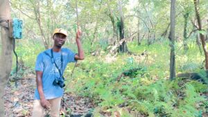 Habib Agossou pendant l'inventaire faunique avec Caméra trap à Agonvè