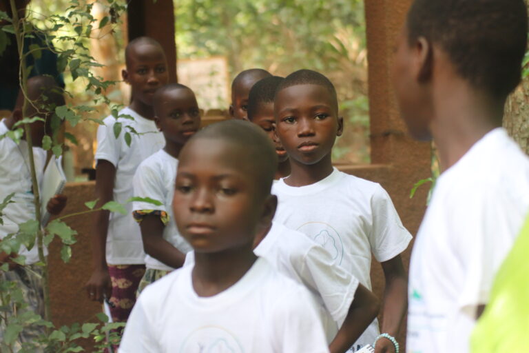 Activité d’éducation environnementale sur la conservation du singe à ventre roux auprès des enfants d’Agonvè et d’Azilidji
